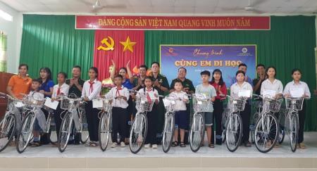 Trao tặng quà cho học sinh nghèo người Khmer khu vực biên giới tỉnh Tây Ninh