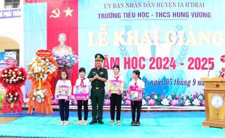 Học sinh vùng biên hân hoan trong ngày hội đến trường