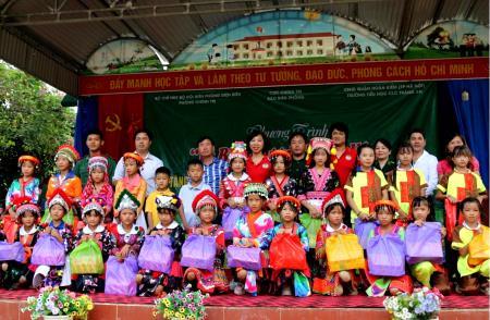 Trao yêu thương cho học sinh biên giới