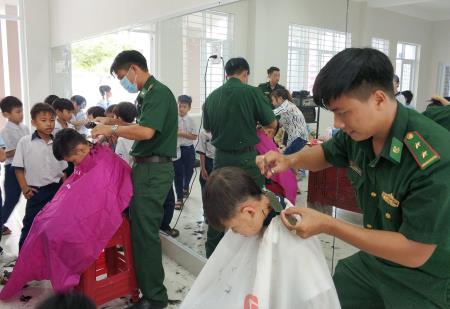 "Tay kéo Biên phòng" Đồn Biên phòng Phước Tỉnh cắt tóc miễn phí cho gần 100 học sinh