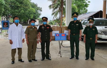 Tặng khẩu trang và dụng cụ y tế cho lực lượng bảo vệ biên giới Lào