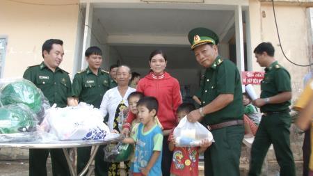 Long An: Xuân biên cương, ấm tình biên giới