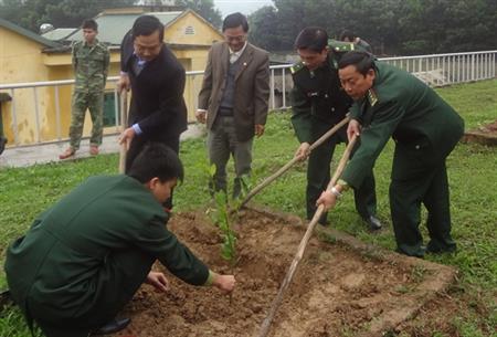 Tặng "Vườn cây nghĩa tình" cho Đồn BP CKQT La Lay