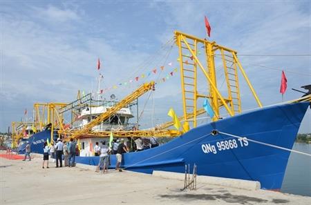 Quảng Ngãi hạ thủy 2 tàu cá vỏ thép