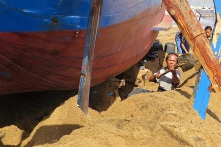 Triều cường vùi lấp tàu thuyền ở Phú Yên