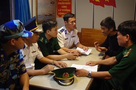 BĐBP Bình Định tiếp nhận ngư dân Quảng Ngãi bị nạn trên biển