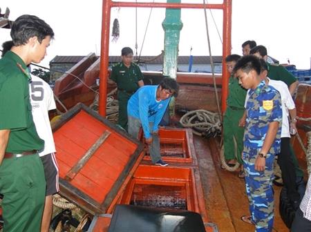 Bắt giữ tàu vận chuyển 25.000 lít dầu không rõ nguồn gốc