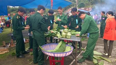 Thi gói bánh chưng tặng bà con vùng cao biên giới