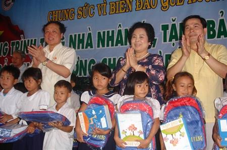 Tiếp tục tiếp sức cho ngư dân bám biển