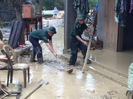 Chung sức giúp dân khắc phục hậu quả mưa lũ
