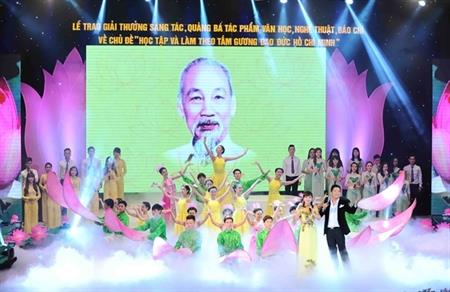 Trao giải thưởng đợt 2 các sáng tác về “Học tập và làm theo tấm gương đạo đức Hồ Chí Minh”