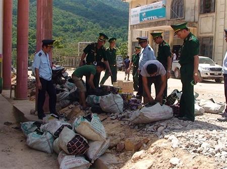 Bắt vụ vận chuyển hơn 1 tạ pháo từ Lào về Việt Nam