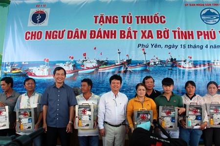 Tặng 150 tủ thuốc cho ngư dân đánh bắt xa bờ tỉnh Phú Yên