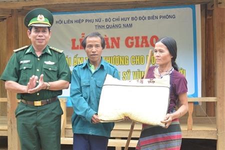 Bàn giao 5 mái ấm tình thương cho phụ nữ nghèo huyện Tây Giang