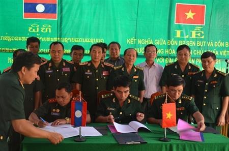 Các đơn vị của BĐBP Quảng Trị và Bộ Chỉ huy Quân sự tỉnh Xa-vẳn-na-khệt, Lào ký kết nghĩa