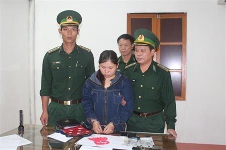Bắt nữ đối tượng vận chuyển ma túy tổng hợp