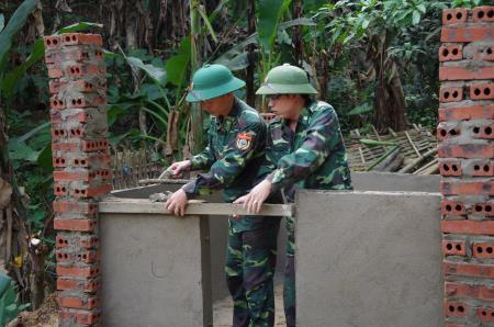 Đồn BP Bát Xát giúp dân sửa nhà và xây dựng chuồng trại