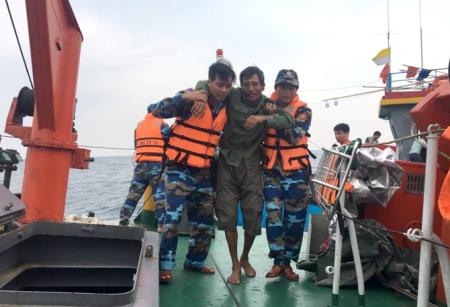 Cứu thành công tàu cá và 7 ngư dân gặp nạn trên biển