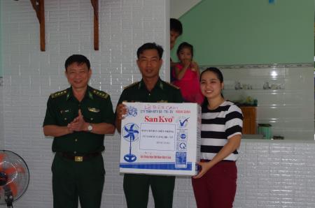 Bàn giao nhà đồng đội cho quân nhân có hoàn cảnh khó khăn