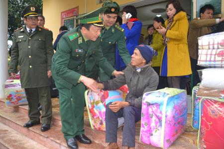 Tri ân đồng bào biên giới Lào Cai nhân dịp xuân Bính Thân