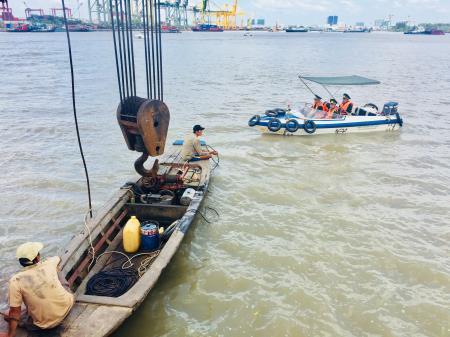 Quên mình tìm kiếm thuyền viên gặp nạn trên sông