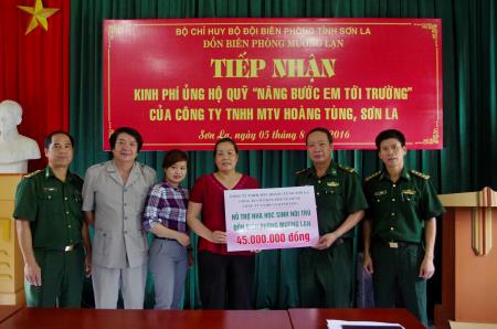 Trao tặng 45 triệu đồng giúp Đồn BP Mường Lạn sửa nhà bán trú cho học sinh