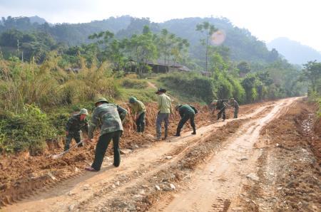 Đồn BP Tam Hợp giúp dân tu sửa đường giao thông sau mưa lũ
