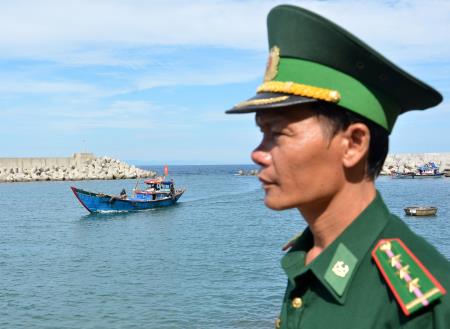 Cồn Cỏ - Bao giờ chấm dứt cảnh nhờ tàu cá ra vào đảo