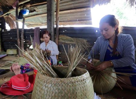 Phụ nữ dân tộc Khmer làm theo gương Bác