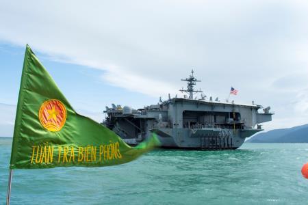 Bảo vệ siêu tàu sân bay USS Carl Vinson