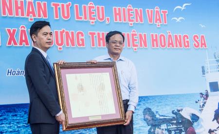 Tiếp nhận tư liệu xây dựng thư viện Hoàng Sa