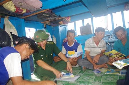 Phát tờ rơi tuyên truyền pháp luật cho ngư dân
