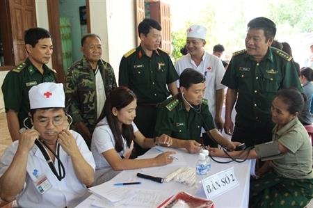 Khám, cấp thuốc miễn phí cho gần 900 lượt cán bộ, chiến sỹ và đồng bào vùng biên