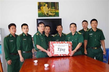 Tặng quà các đồn Biên phòng nhân kỷ niệm 71 năm Ngày thành lập QĐND