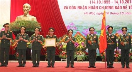 Đại tướng Đỗ Bá Tỵ trao Huân chương Bảo vệ Tổ quốc hạng Nhì cho Cục Nhà trường