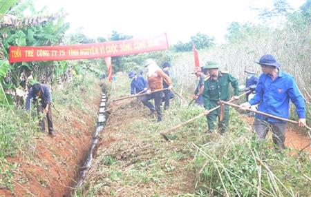 Đoàn viên thanh niên Công ty 75 - Binh đoàn 15 giúp dân nạo vét kênh mương