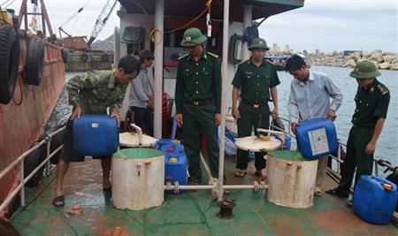 Bắt giữ phương tiện vận chuyển trái phép 3.000 lít dầu diezen trái phép
