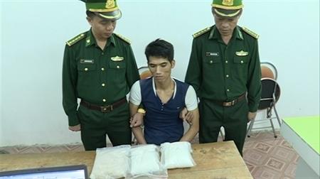 Bắt đối tượng vận chuyển hơn 2,6 kg ma túy đá