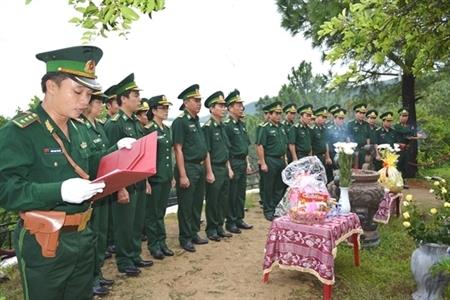 Dâng hương mộ Đại tướng Võ Nguyên Giáp