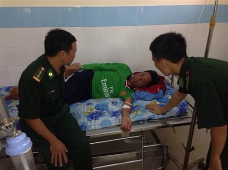 Đưa 2 thuyền viên trong vụ chìm xà lan ĐN 0906 cấp cứu tại Côn Đảo