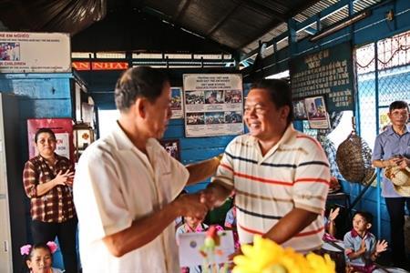 Thăm và tặng quà cho học sinh nghèo là con em Việt kiều tại tỉnh Siêm Riệp, Cam-pu-chia