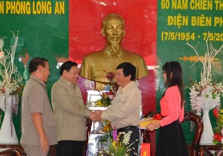 Đoàn đại biểu tỉnh Svây Riêngvà tỉnh Prây Veng thăm và chúc mừng nhân ngày 30-4