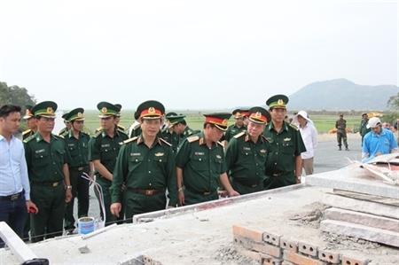Đoàn công tác Bộ Quốc phòng kiểm tra tiến độ thi công xây dựng cột mốc 275