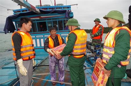 Cứu nạn thành công 12 ngư dân Thanh Hóa do tàu bị bục đáy