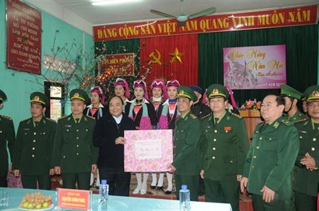 Phó Thủ tướng Nguyễn Xuân Phúc thăm, tặng quà quân và dân biên giới tỉnh Quảng Ninh
