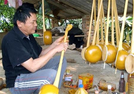 Thợ sửa ô tô trở thành… nghệ nhân đàn tính