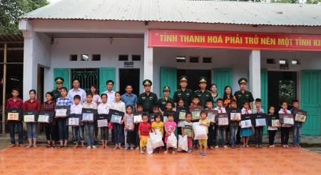 Nặng sâu nghĩa tình nơi tâm lũ đi qua