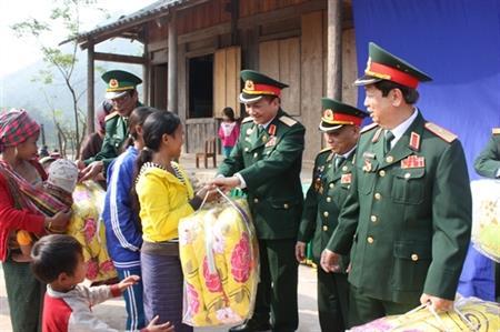 Tặng hàng trăm suất quà cho hộ nghèo biên giới Quảng Bình