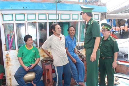 Tàu cá Bình Định bị nạn trên biển đã về cảng Nha Trang an toàn