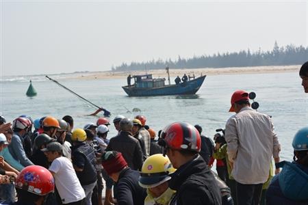 Cứu sống 9 ngư dân trên tàu cá gặp nạn